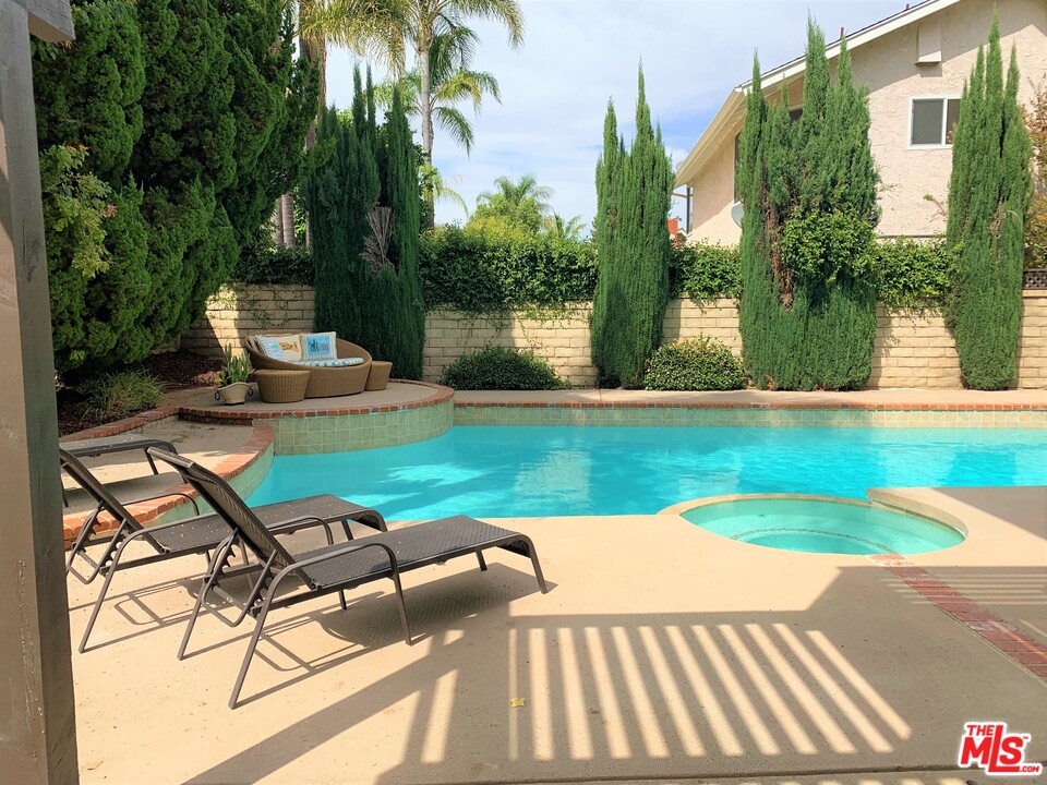 25661 Yucca Valley Road Valencia, CA 91355 - Photo 11 of 33 Gallery Image 11