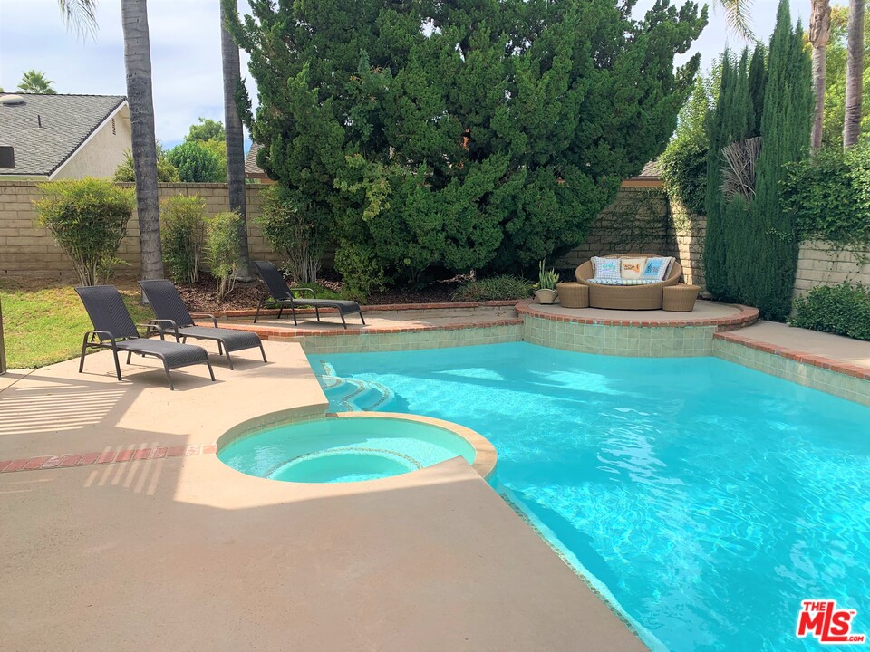 25661 Yucca Valley Road Valencia, CA 91355 - Photo 10 of 33 Gallery Image 10