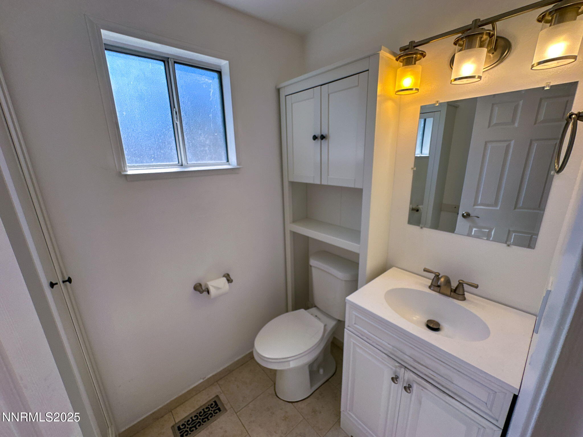 3095 Randolph Drive Reno, NV 89502 - Photo 8 of 20 a bathroom with a sink a toilet and mirror