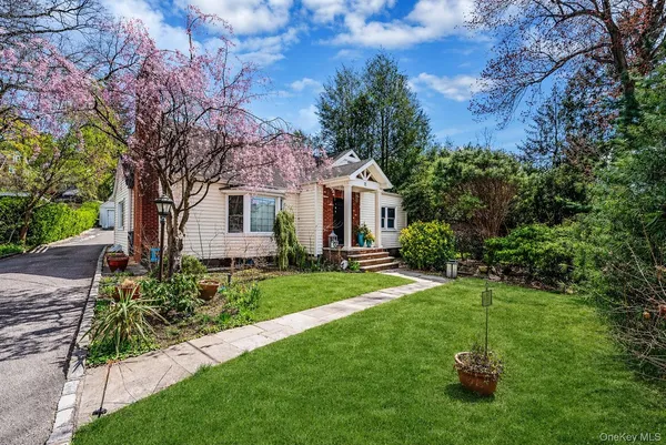 $1,099,999 | 11 Edgewood Avenue, Glen Head, NY 11545