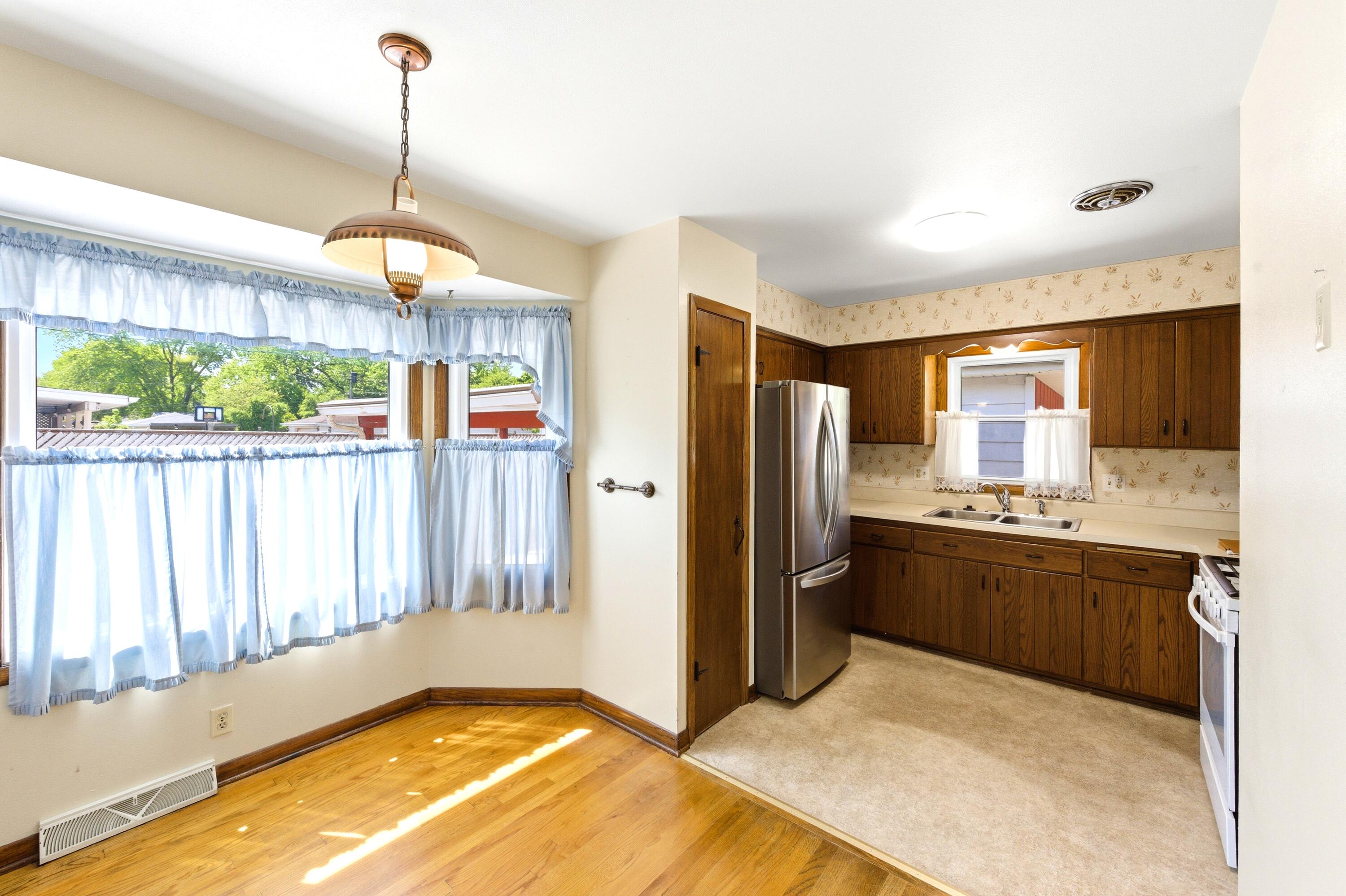 3520 Knoll Place Racine, WI 53403 - Photo 6 of 32 Eat-In Kitchen