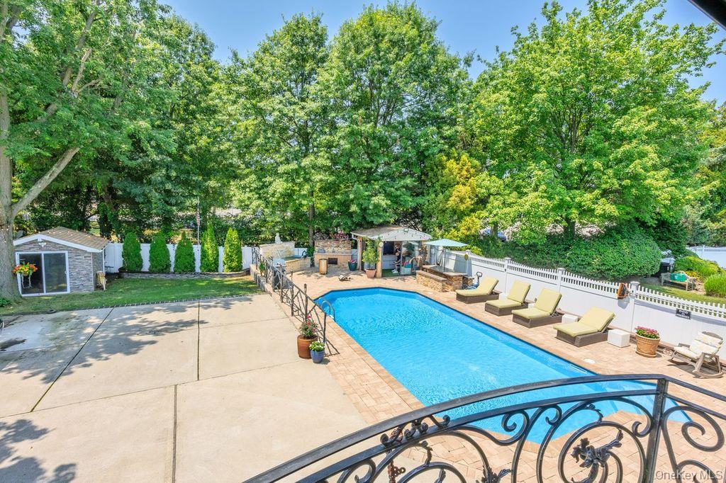 2696 Clubhouse Road Merrick, NY 11566 - Photo 35 of 38