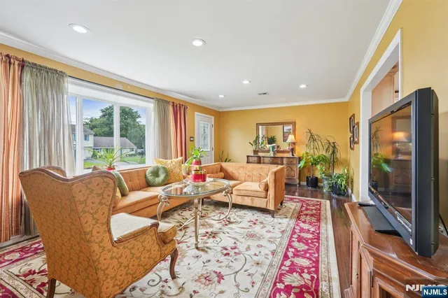 $575,000 | 20 Leonard Terrace, Wayne, NJ 07470