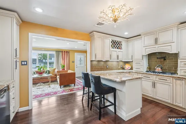 $575,000 | 20 Leonard Terrace, Wayne, NJ 07470