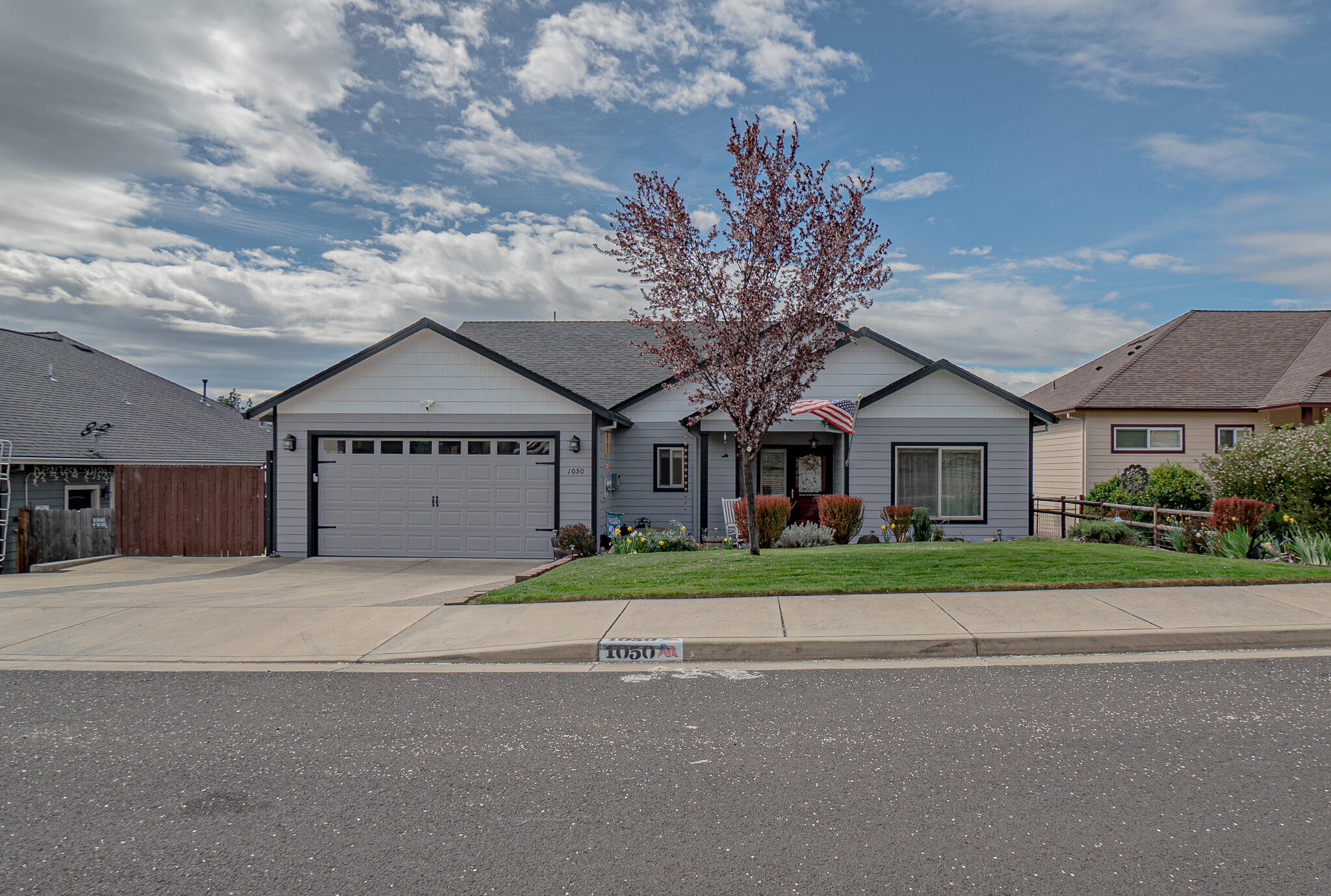 1050 Azure Way Eagle Point, OR 97524 - Photo 1 of 39