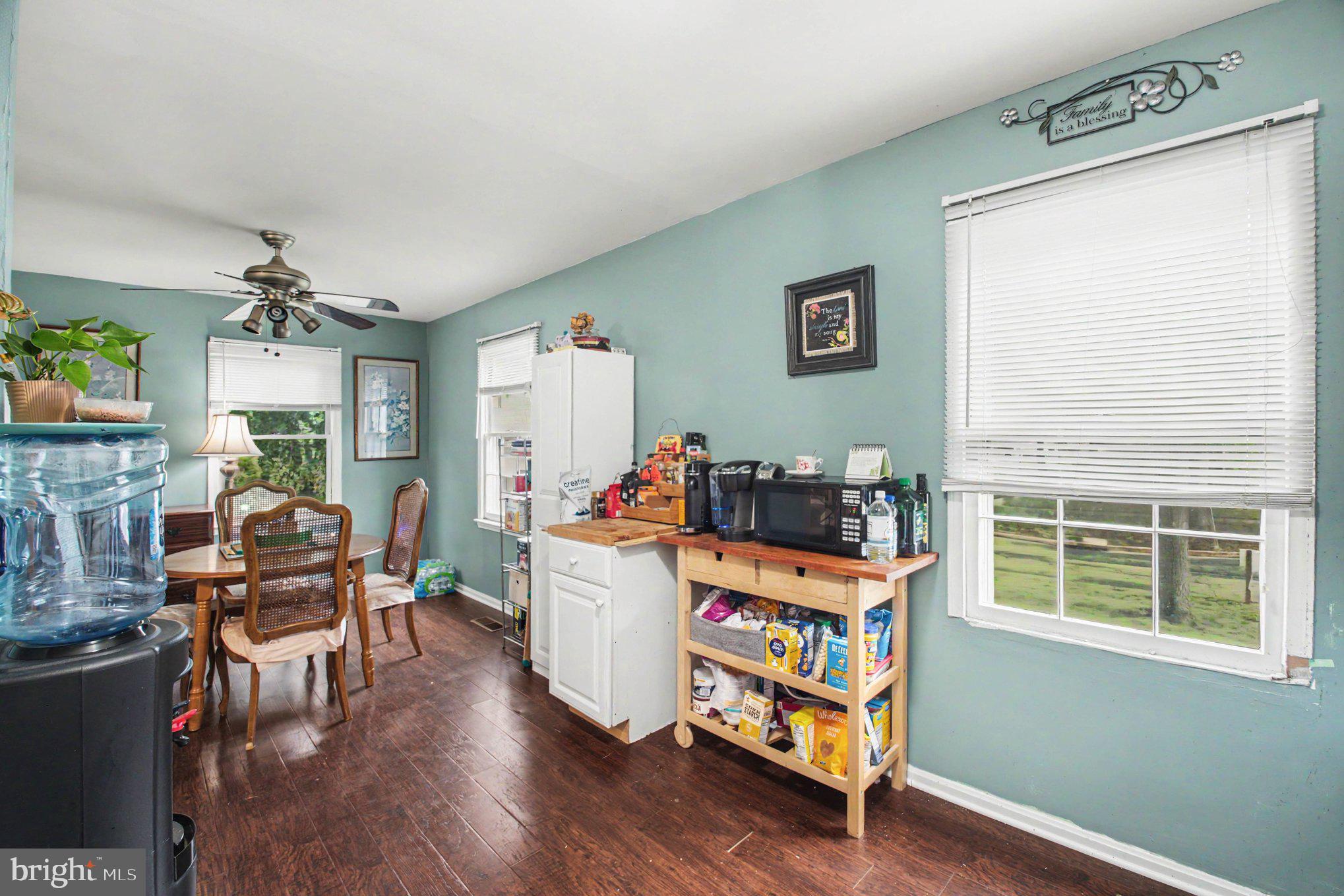 10100 Tasker Drive Manassas, VA 20109 - Photo 5 of 29 Dining area and kitchen