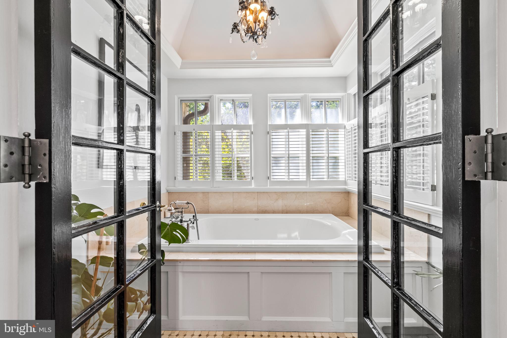 209 East Highfield Road Baltimore, MD 21218 - Photo 32 of 62 Spa Tub