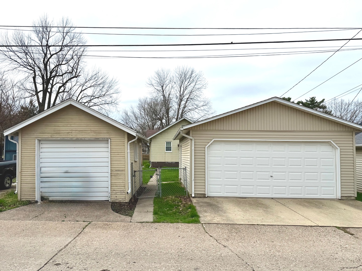 422 45th Street Moline, IL 61265 - Photo 20 of 22 a small white house with a outdoor space