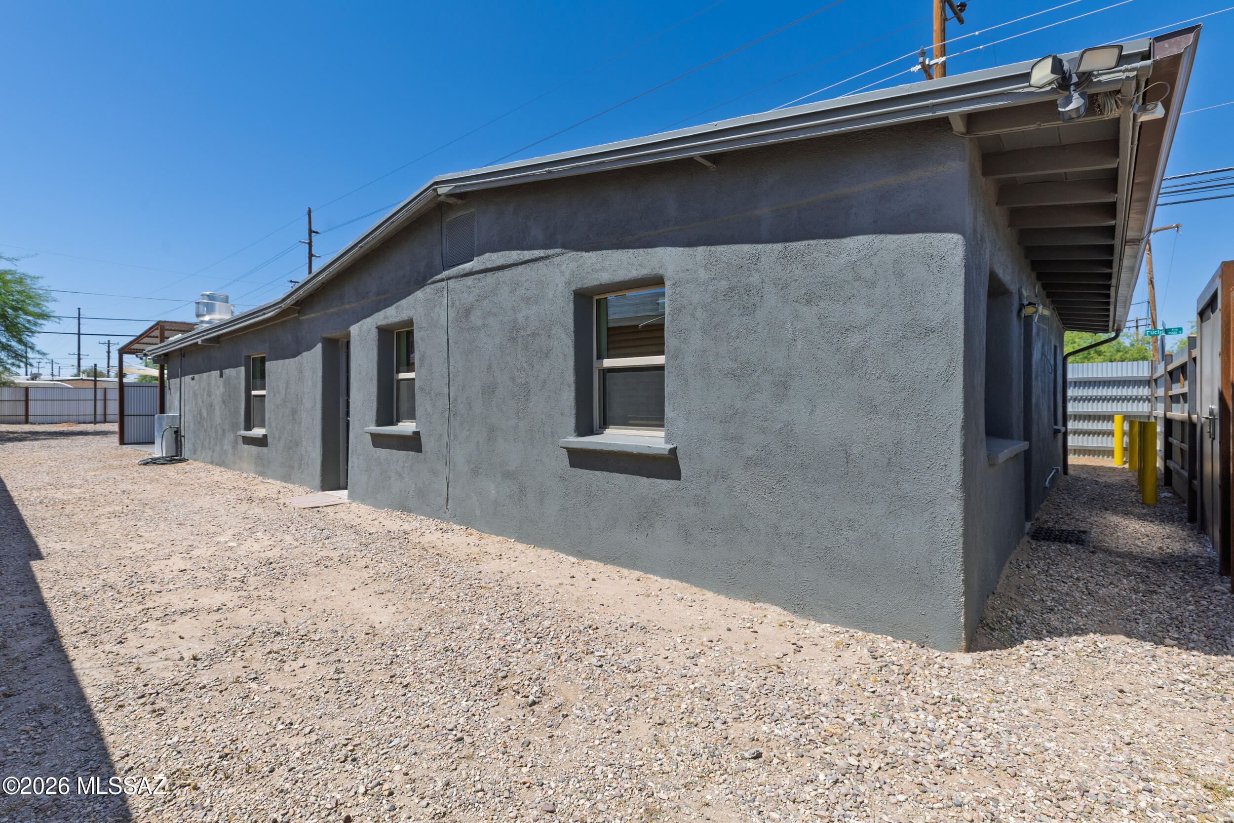 802 East Silverlake Road Tucson, AZ 85713 - Photo 1 of 46