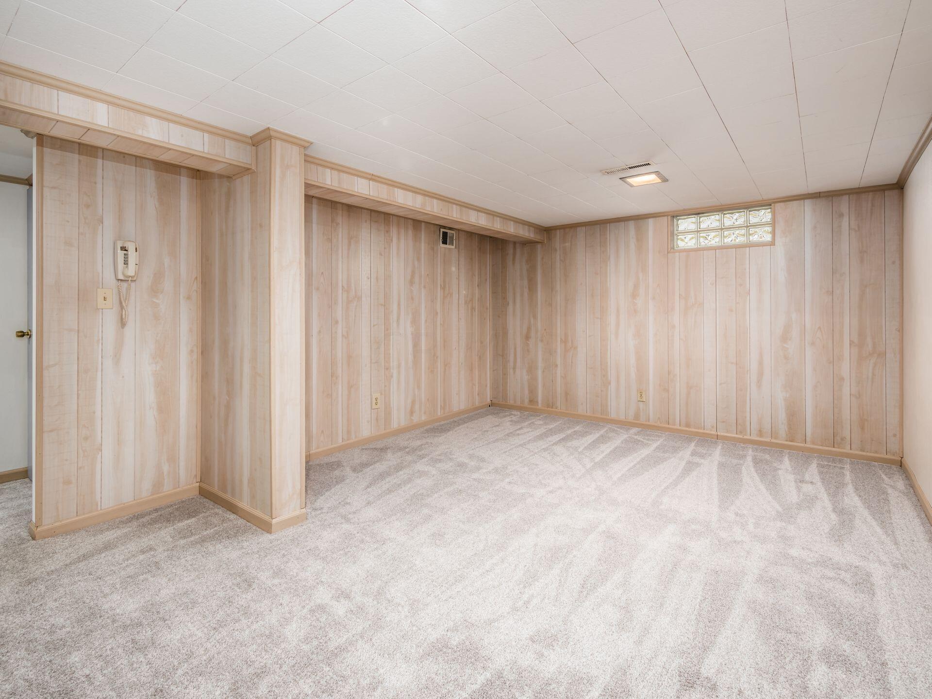 1591 Fall Brook Road Columbus, OH 43223 - Photo 21 of 32 Family Room / Rec Room