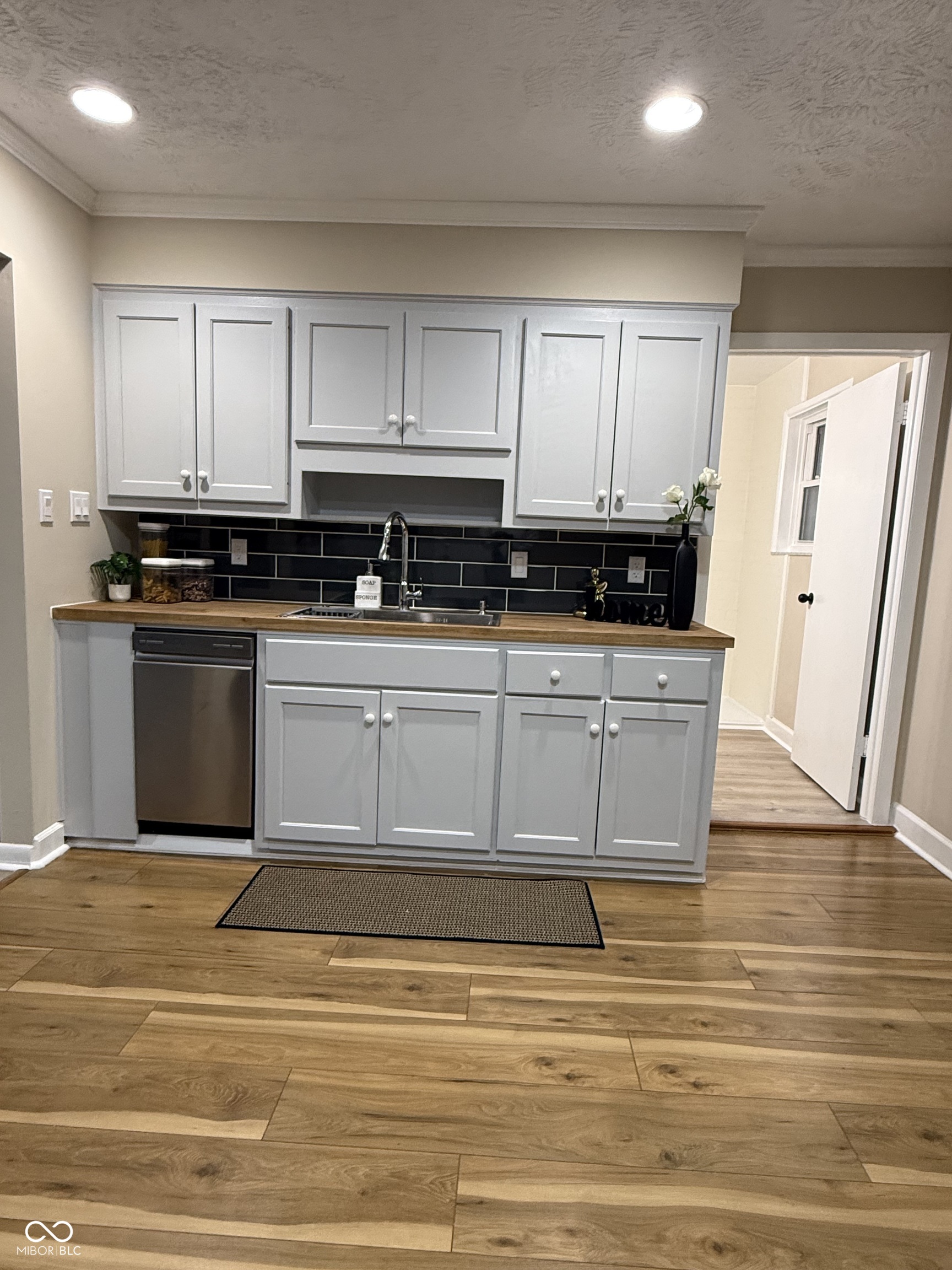 651 Fabyan Road Indianapolis, IN 46217 - Photo 10 of 26