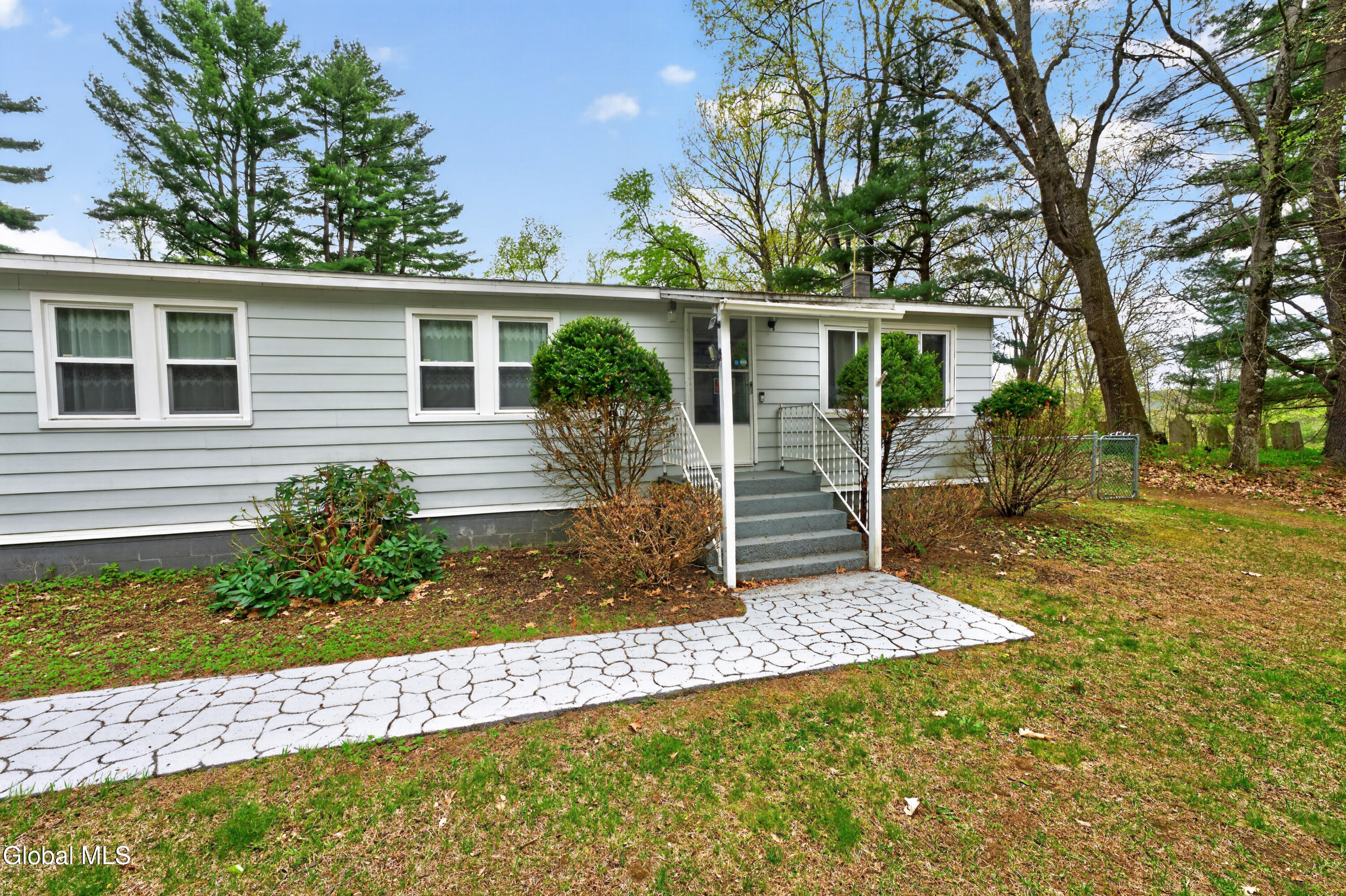 733 Pine Woods Road Melrose, NY 12121 - Photo 9 of 56 0 Front 4