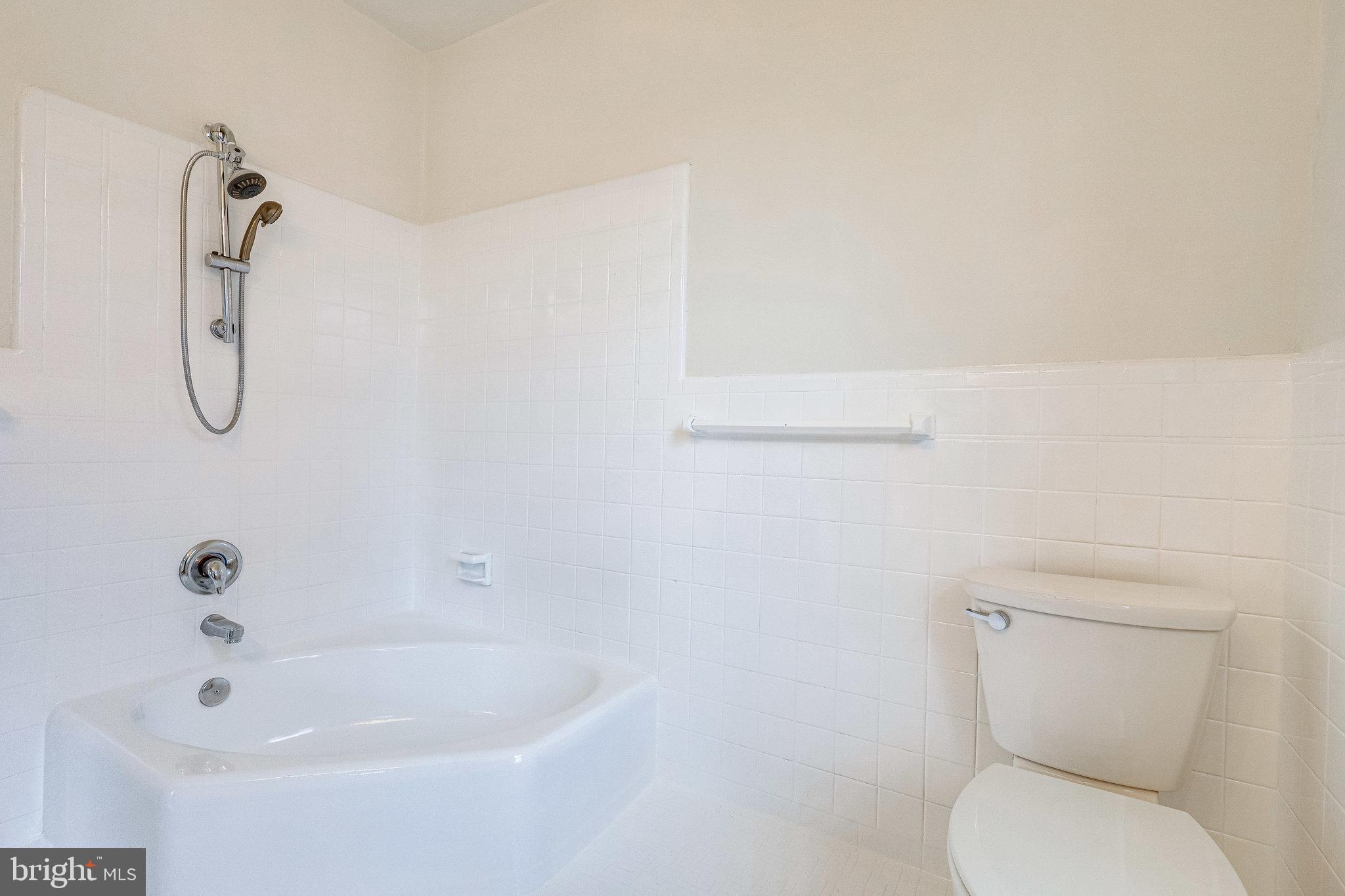 2431 33rd Street Southeast Washington, DC 20020 - Photo 28 of 36 Shower-tub