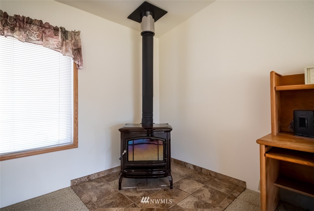 322 O Brien Road Port Angeles, WA 98362 - Photo 11 of 37 a room with furniture and a mirror