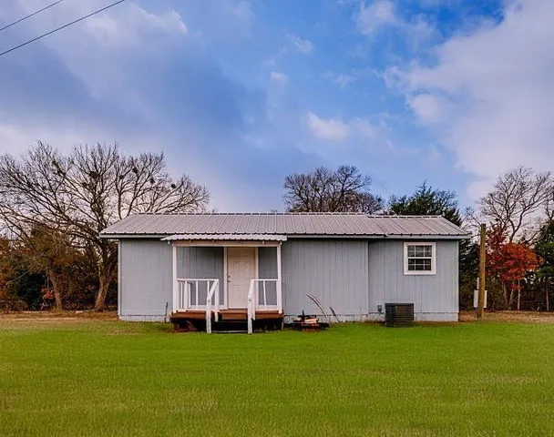 a view of a house with a backyard