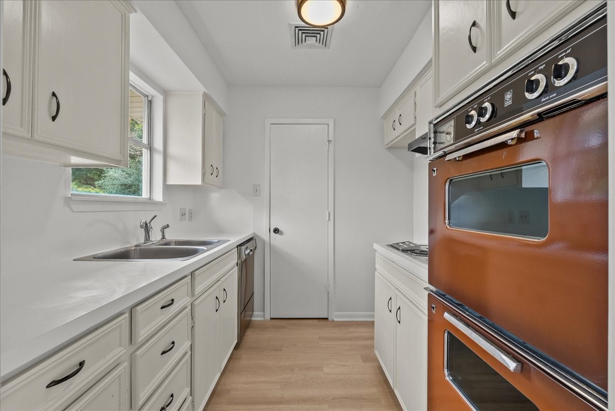 5762 Birdwood Road Houston, TX 77096 - Photo 34 of 50 THIS FULL SERVICE KITCHEN LOCATED IN THE MOTHER-IN-LAW SUITE CAN ALSO BE USED AS A CATERING KITCHEN OR SKULLERY WHICH IS PERFECT FOR THOSE WHO LOVE TO ENTERTAIN! YES, THE APPLIANCES DO WORK!