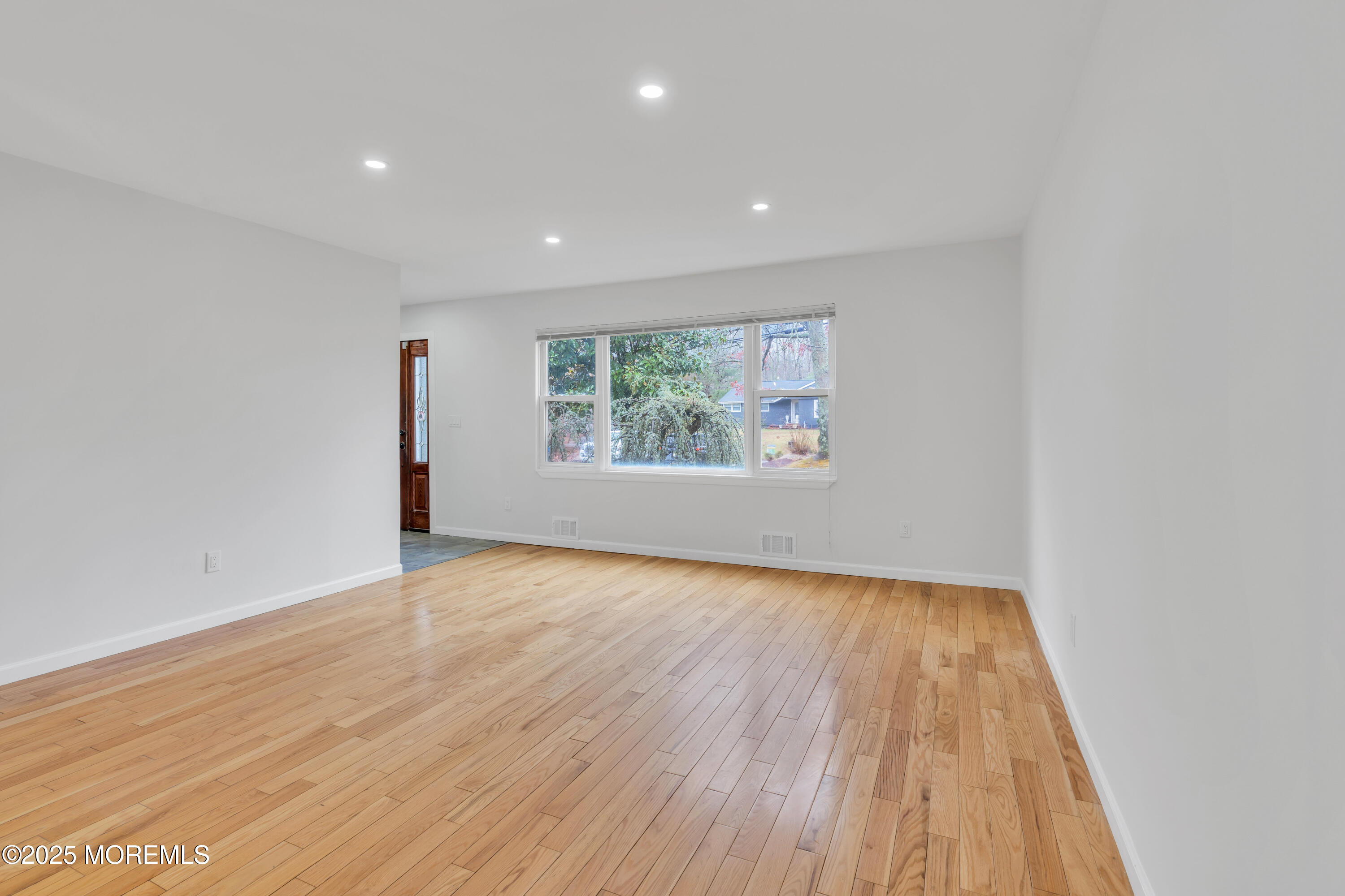 115 Leesville Road Jackson, NJ 08527 - Photo 15 of 42 Livingroom Dining room