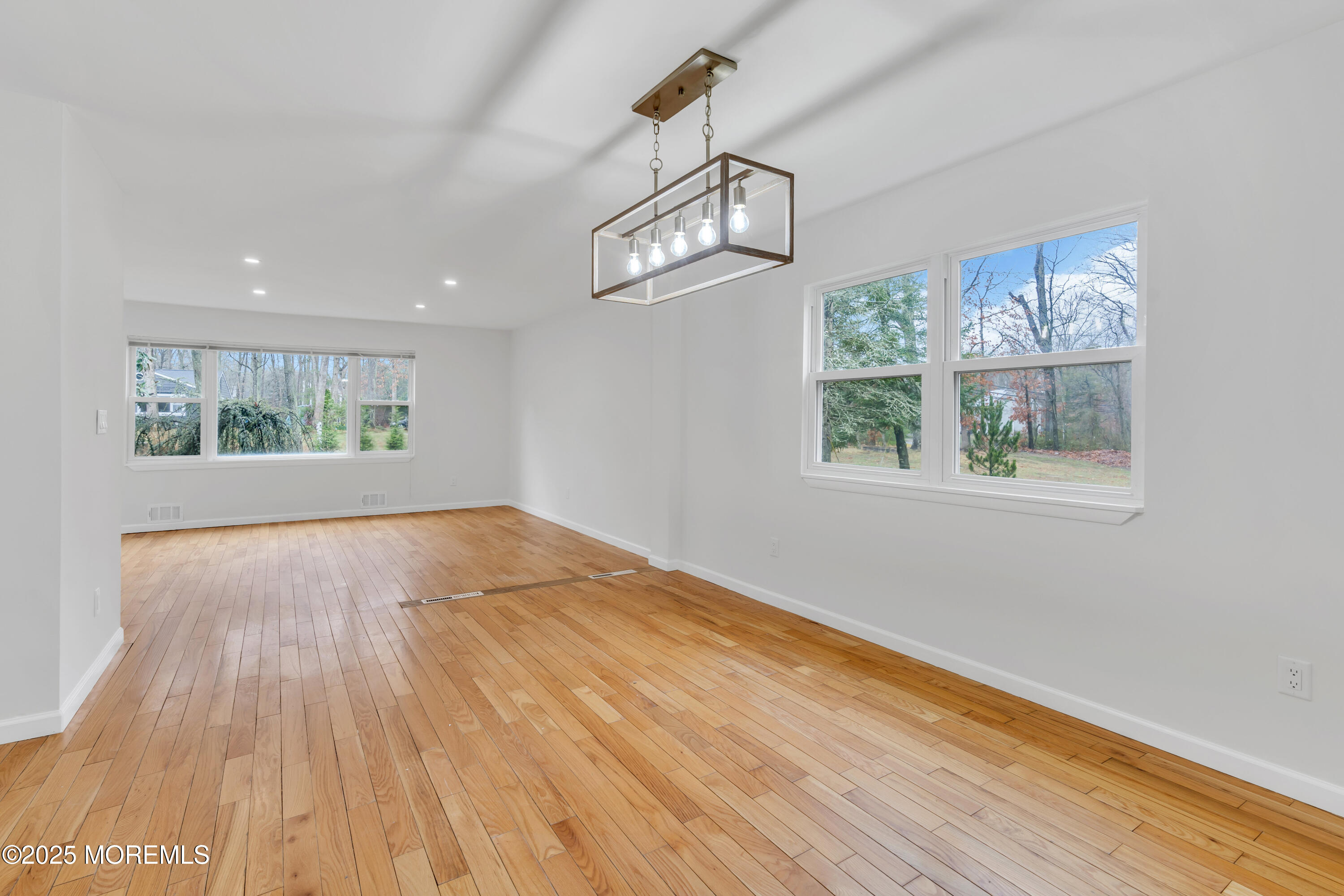115 Leesville Road Jackson, NJ 08527 - Photo 9 of 42 Livingroom Dining room