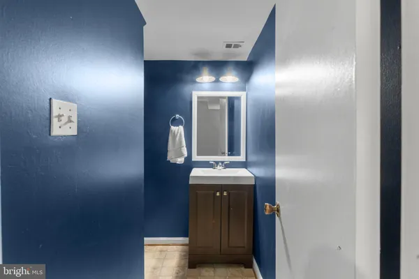 $2,800 | 14710 Bentley Square, Centreville, VA 20120