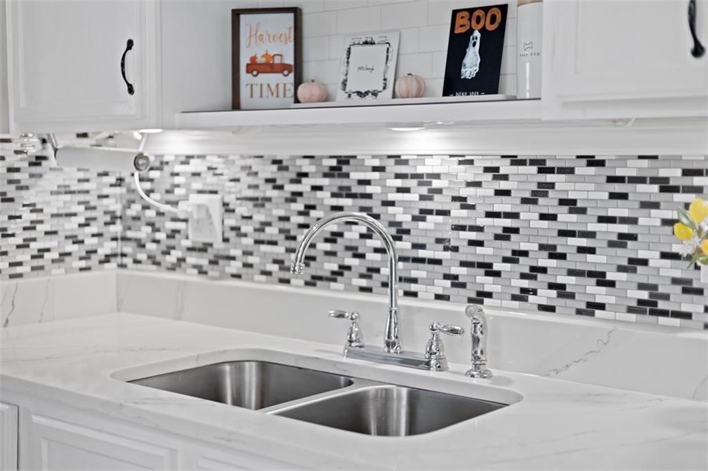 5079 Windriver Drive McKees Rocks, PA 15136 - Photo 16 of 50 a bathroom with a bathtub and sink