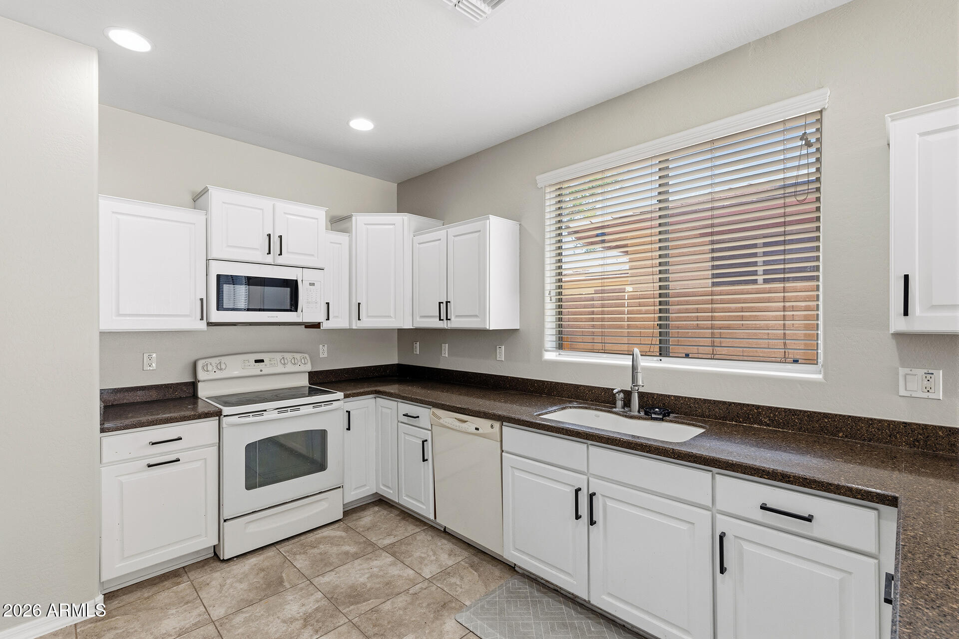 2319 West Beverly Rd. Phoenix, AZ 85041 - Photo 7 of 28