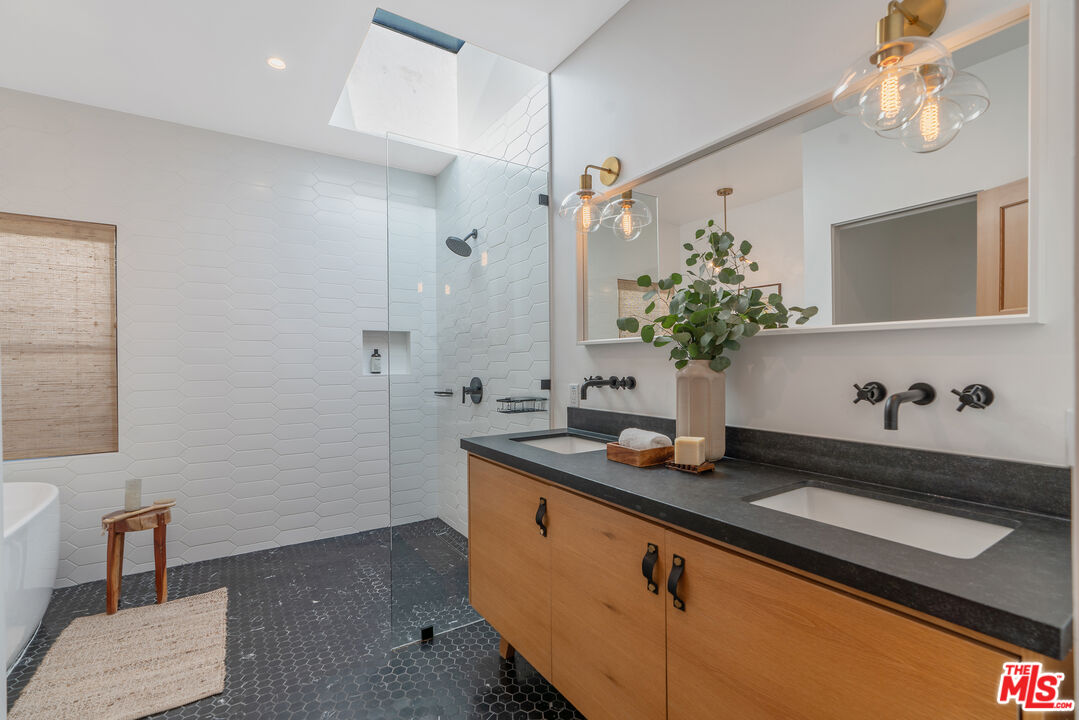 1280 South Sycamore Avenue Los Angeles, CA 90019 - Photo 32 of 74