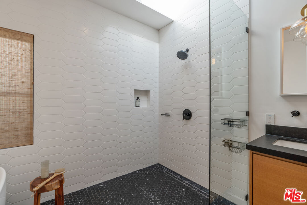 1280 South Sycamore Avenue Los Angeles, CA 90019 - Photo 34 of 74