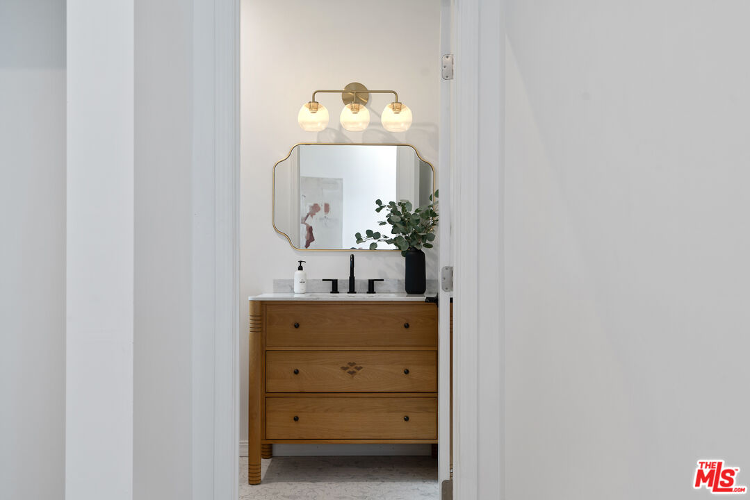 1280 South Sycamore Avenue Los Angeles, CA 90019 - Photo 49 of 74