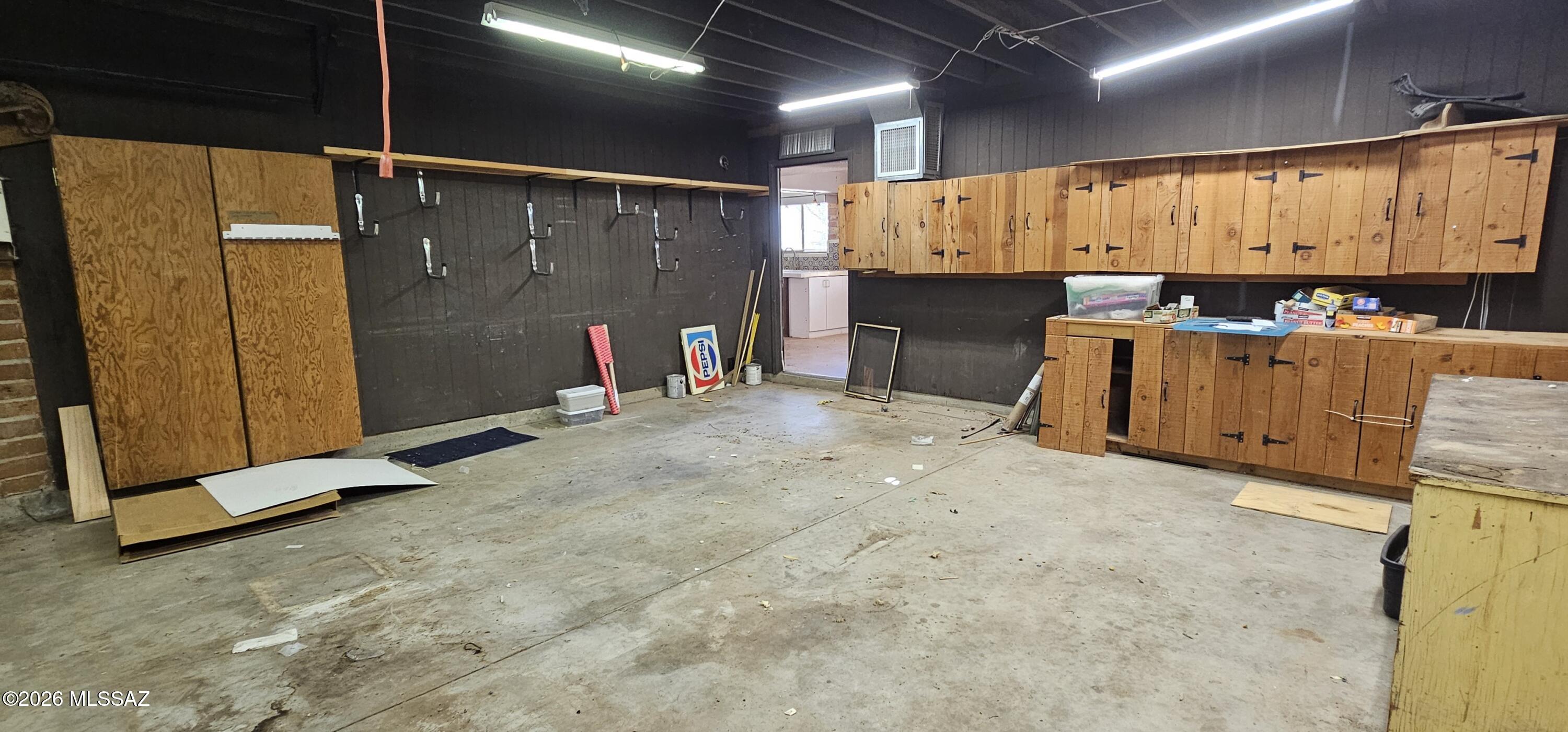 4441 North Sanders Road Tucson, AZ 85743 - Photo 26 of 40 Garage-angle3