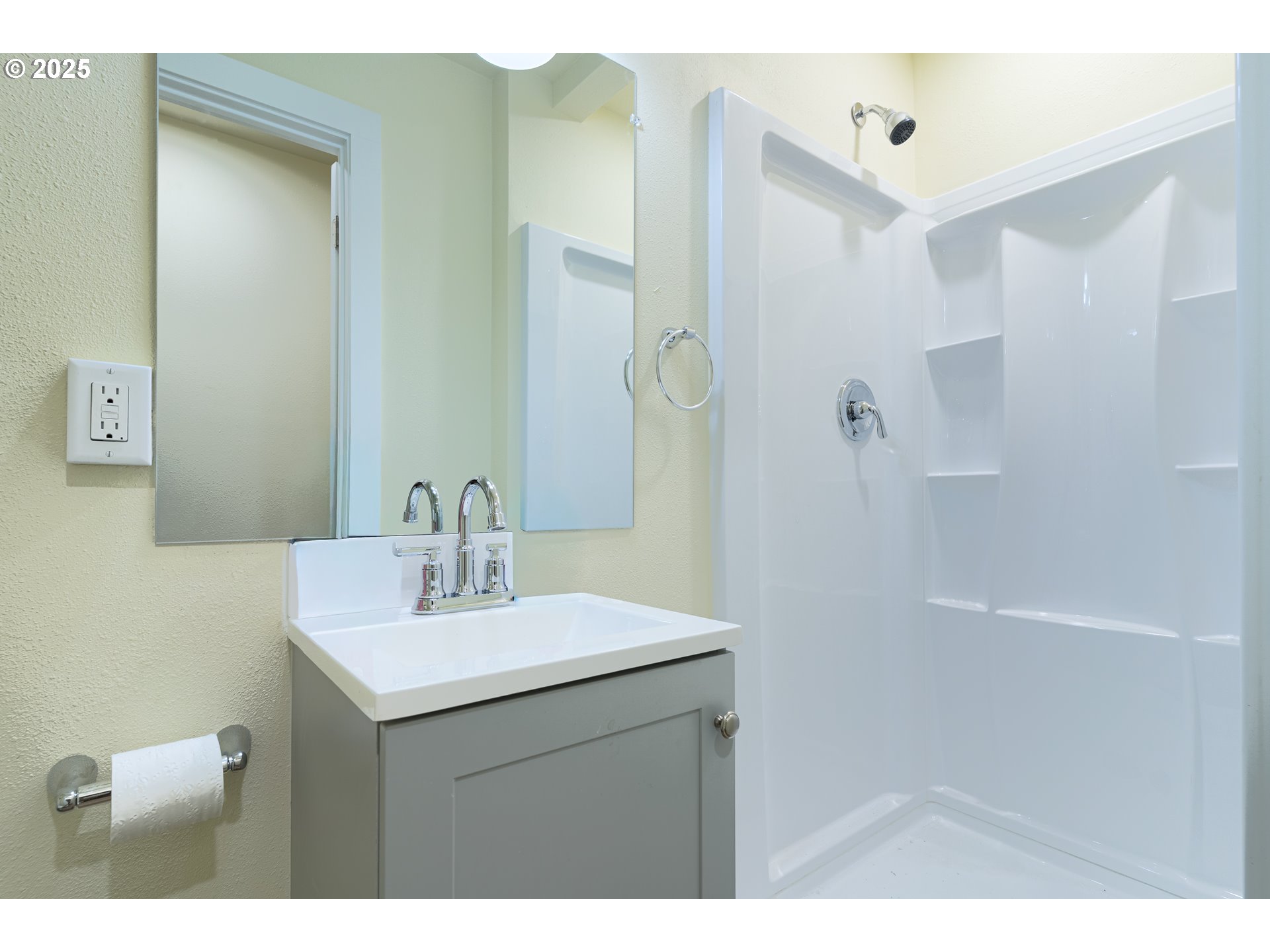 1895 Balm Street Baker City, OR 97814 - Photo 21 of 32 a bathroom with a sink a shower and a mirror