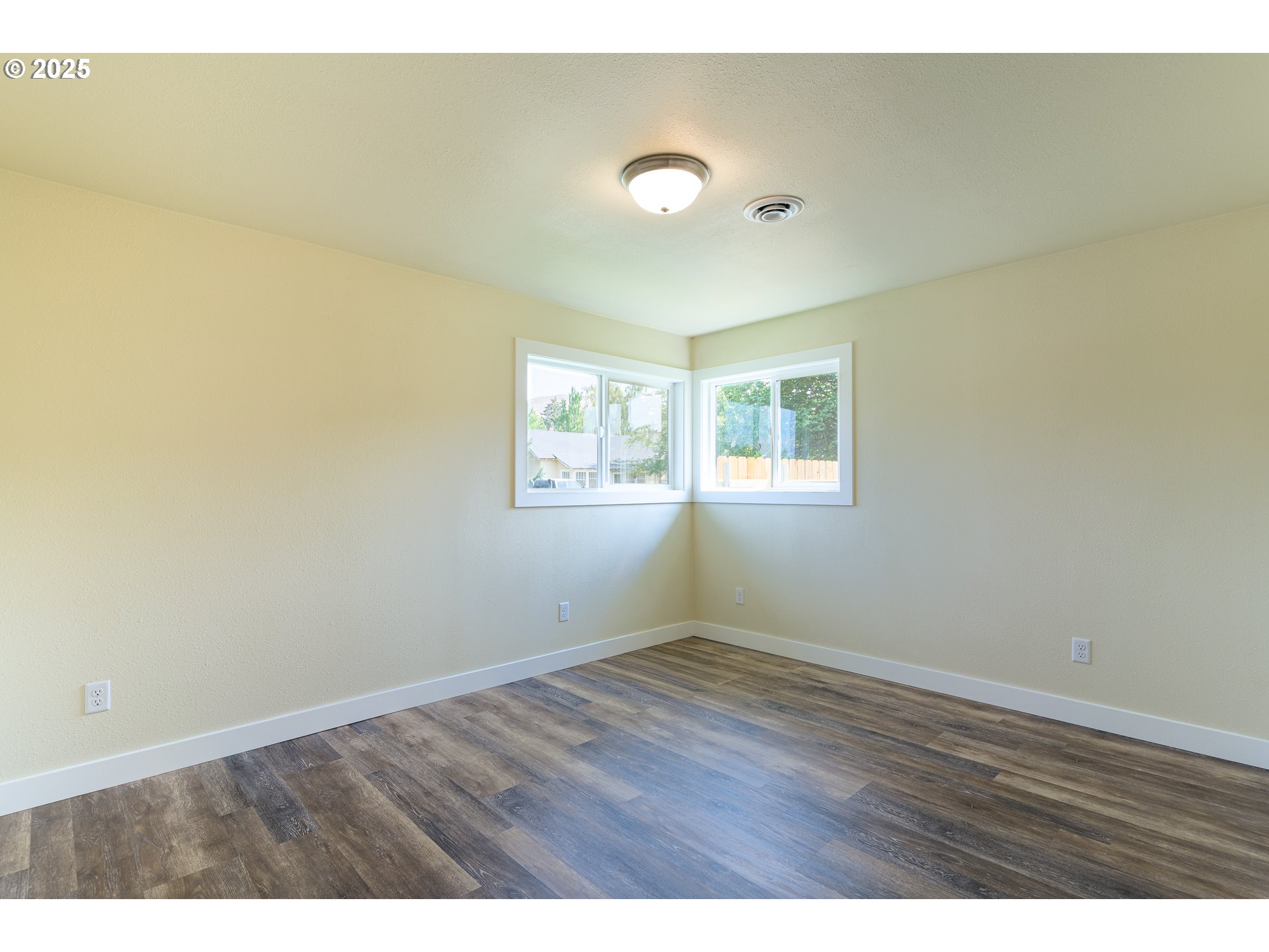 1895 Balm Street Baker City, OR 97814 - Photo 22 of 32 a view of an empty room with wooden floor and a window