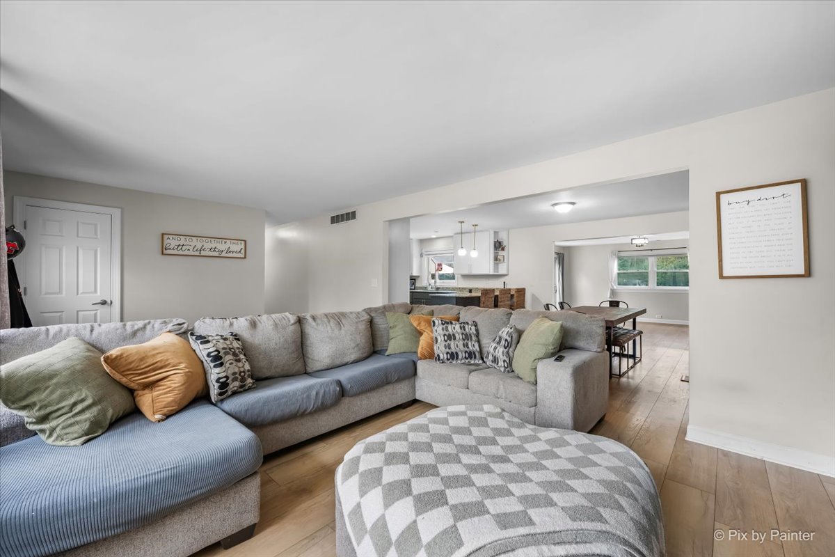 9520 Stacy Lane Union, IL 60180 - Photo 12 of 45 a living room with furniture and a couch