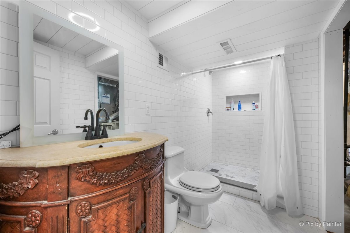 9520 Stacy Lane Union, IL 60180 - Photo 26 of 45 a bathroom with a sink a toilet and shower