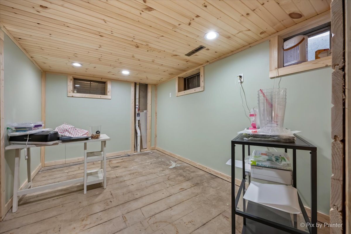 9520 Stacy Lane Union, IL 60180 - Photo 28 of 45 a room with furniture and wooden floor