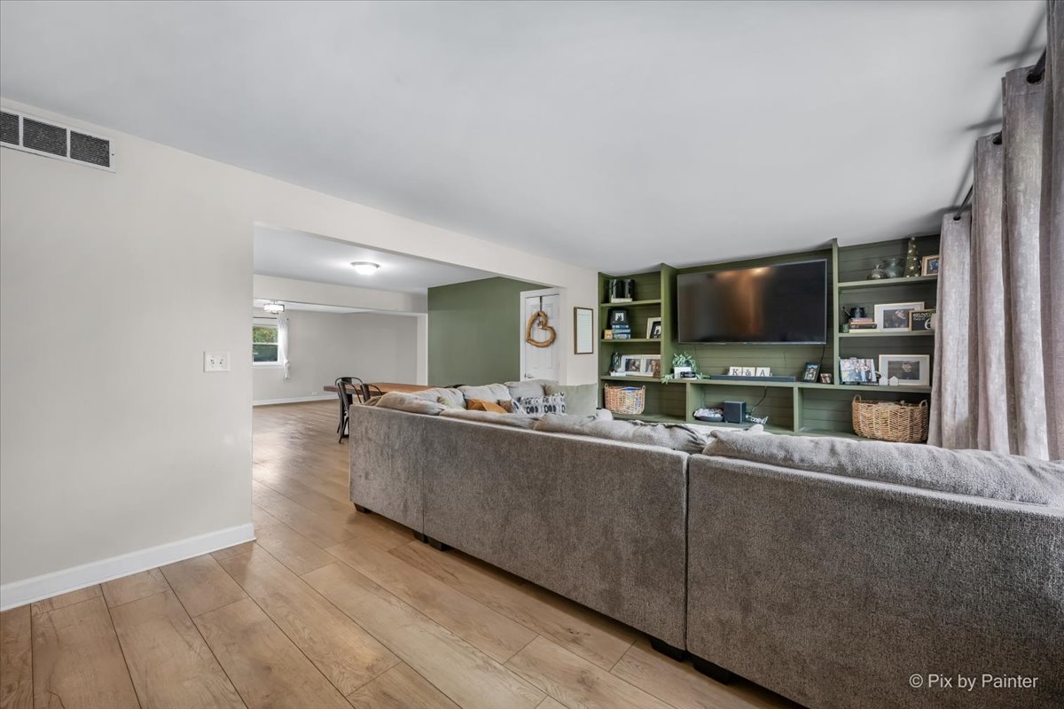 9520 Stacy Lane Union, IL 60180 - Photo 10 of 45 a living room with furniture and a flat screen tv