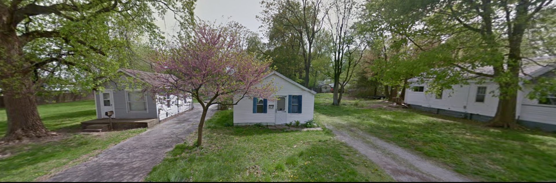 2827 East Hickory Street Decatur, IL 62526 - Photo 2 of 5 front view of a house with a yard