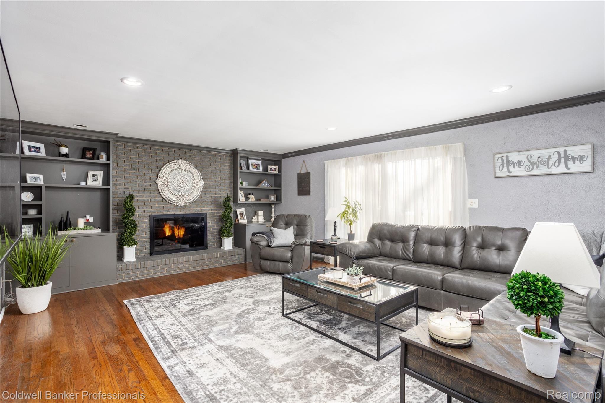 5138 Lake Bluff Road West Bloomfield, MI 48323 - Photo 4 of 54 On point colors in the family room