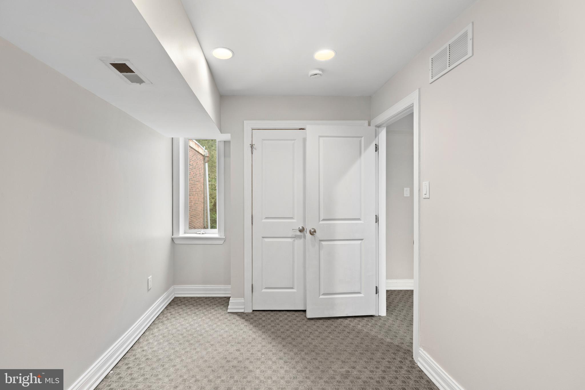 619 South 42nd Street Philadelphia, PA 19104 - Photo 27 of 30 an empty room with windows