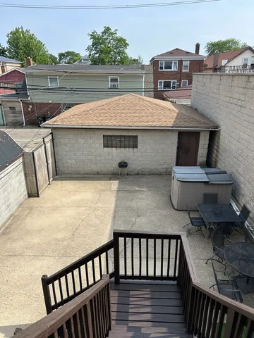 a view of a back yard