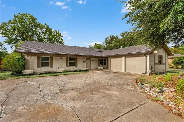$324,900 | 8933 Kincaid Drive, Benbrook, TX 76116