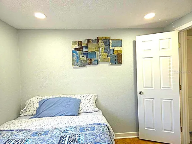 $2,300 | 6886 49th Avenue North, St. Petersburg, FL 33709