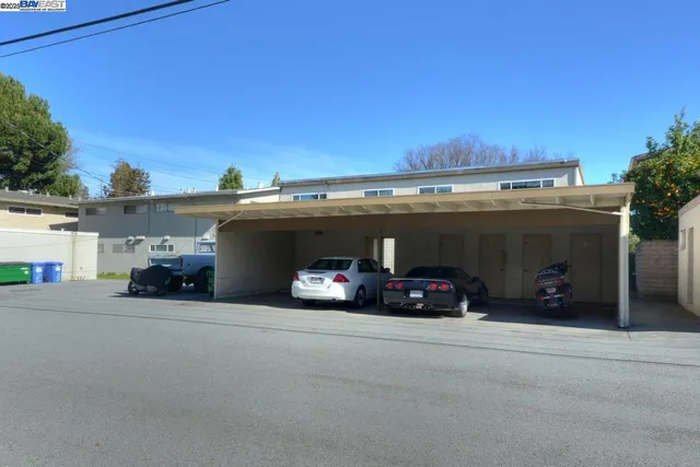 a view of a parking area