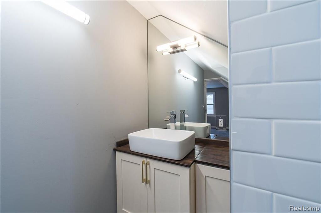 2056 Cambridge Road Berkley, MI 48072 - Photo 23 of 32