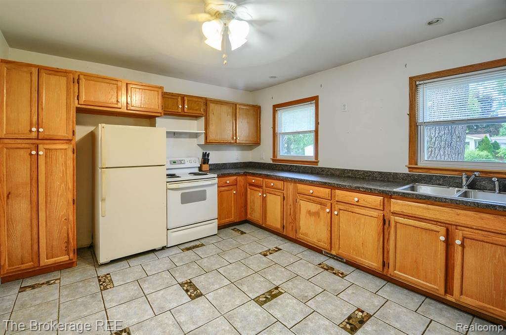 6101 East Pierson Road Flint, MI 48506 - Photo 7 of 27
