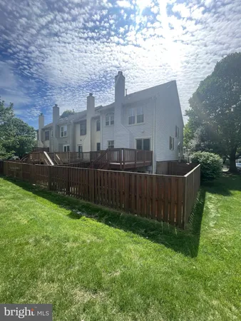 a view of a back yard