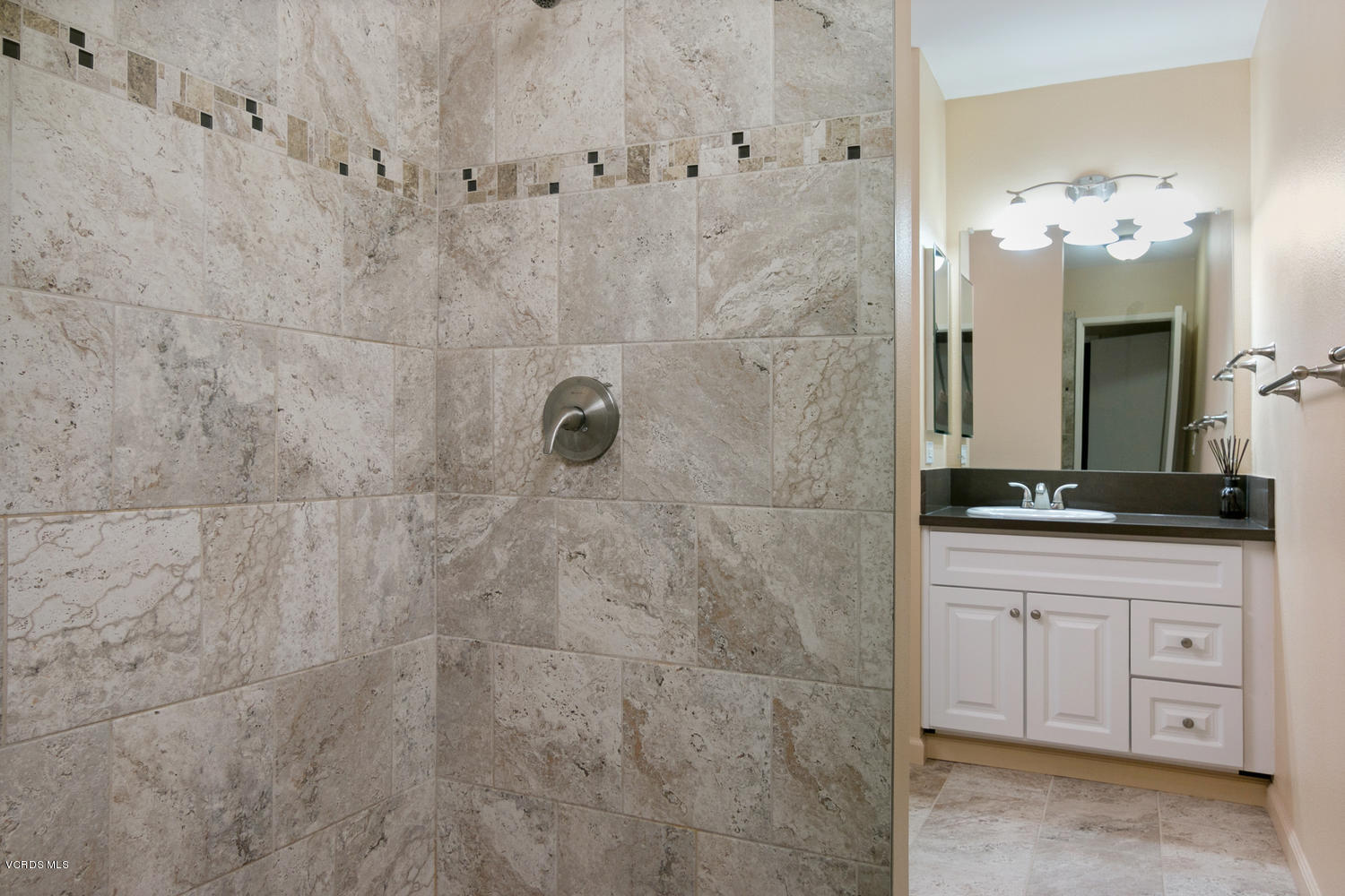 155 Ripley Street Camarillo, CA 93010 - Photo 12 of 22 155 Ripley St-MLS_Size-012-5-Bathroom-15
