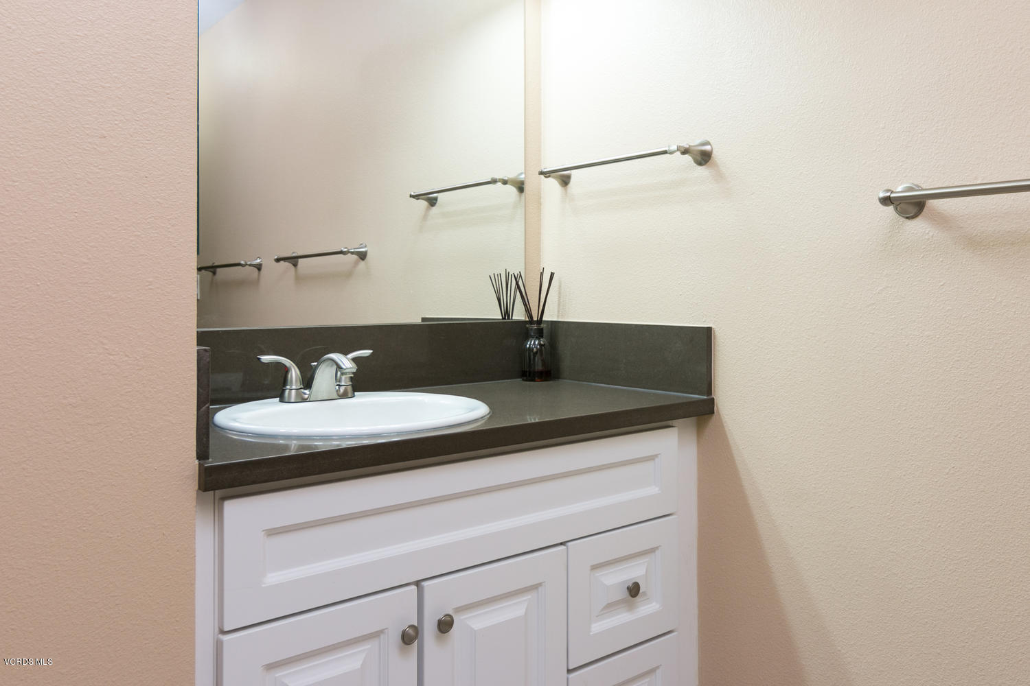 155 Ripley Street Camarillo, CA 93010 - Photo 13 of 22 155 Ripley St-MLS_Size-013-8-Bathroom-15