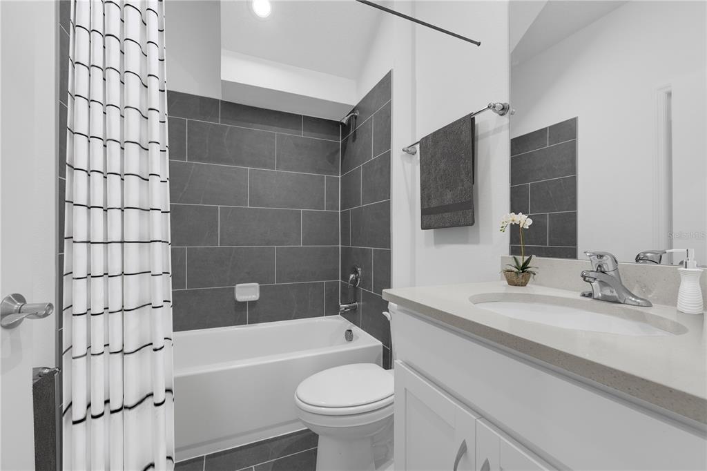 6032 Cliffbow Loop Leesburg, FL 34748 - Photo 15 of 31 a bathroom with a sink a toilet and shower