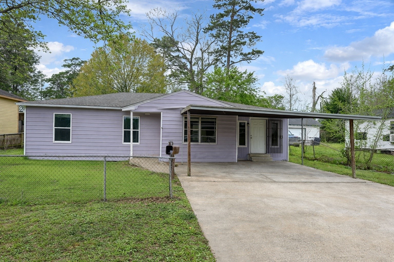 10341 Caxton Street Houston, TX 77016 - Photo 1 of 17 Front view of the home with driveway.