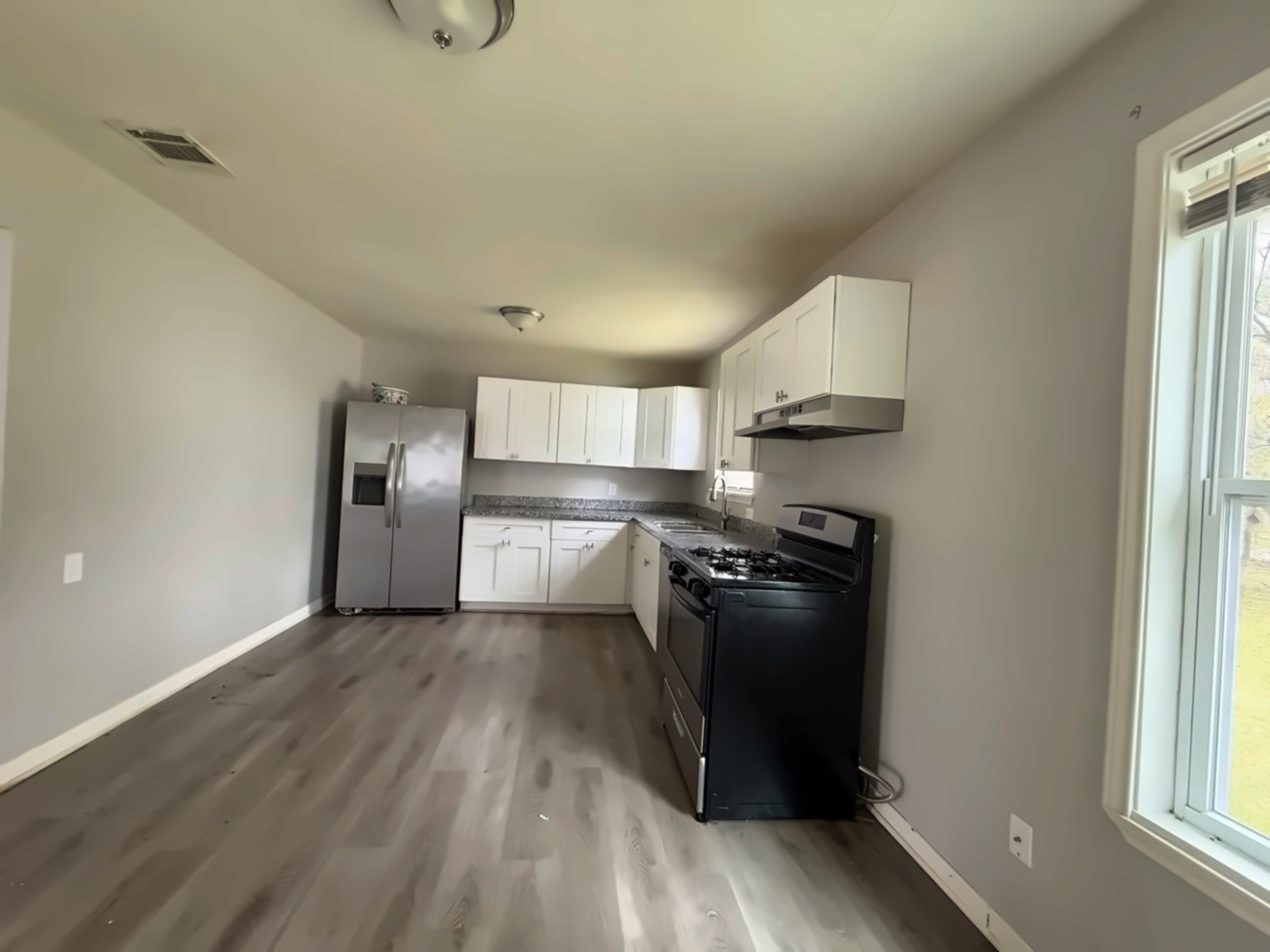 10341 Caxton Street Houston, TX 77016 - Photo 9 of 17 Dining and kitchen area .